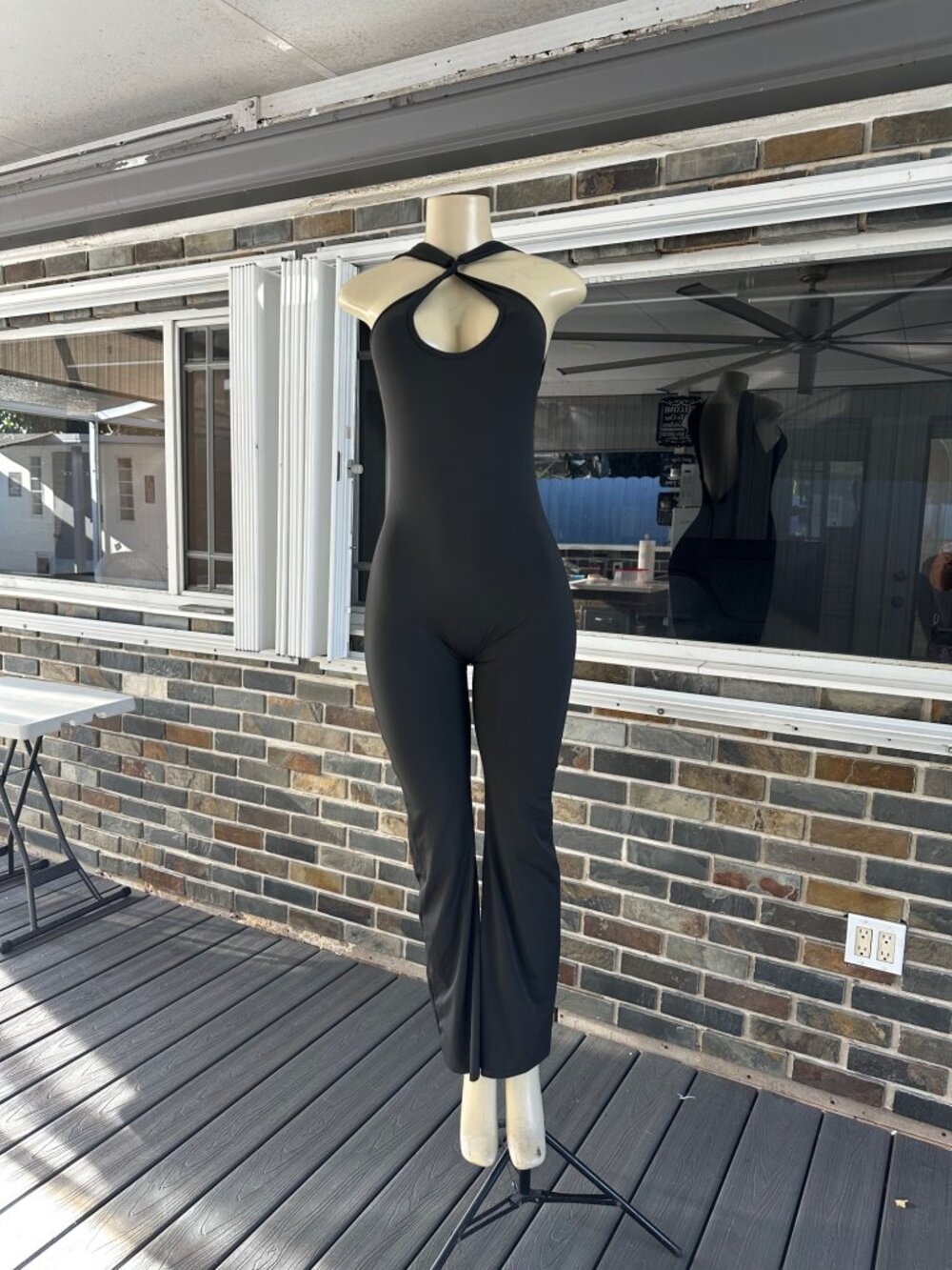 Mono negro con escote halter y aberturas